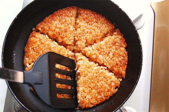 【料理の裏ワザ】この手があったか！天才の発想な「握らないのに焼きおにぎり」爆誕！ワンパンで簡単♪