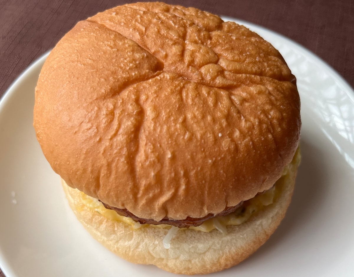 柔らかチキンが美味しい！【ローソン】タルタルソースが入った竜田揚げバーガーが登場