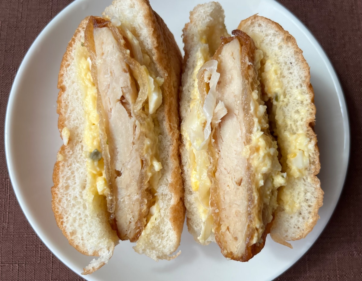 柔らかチキンが美味しい！【ローソン】タルタルソースが入った竜田揚げバーガーが登場