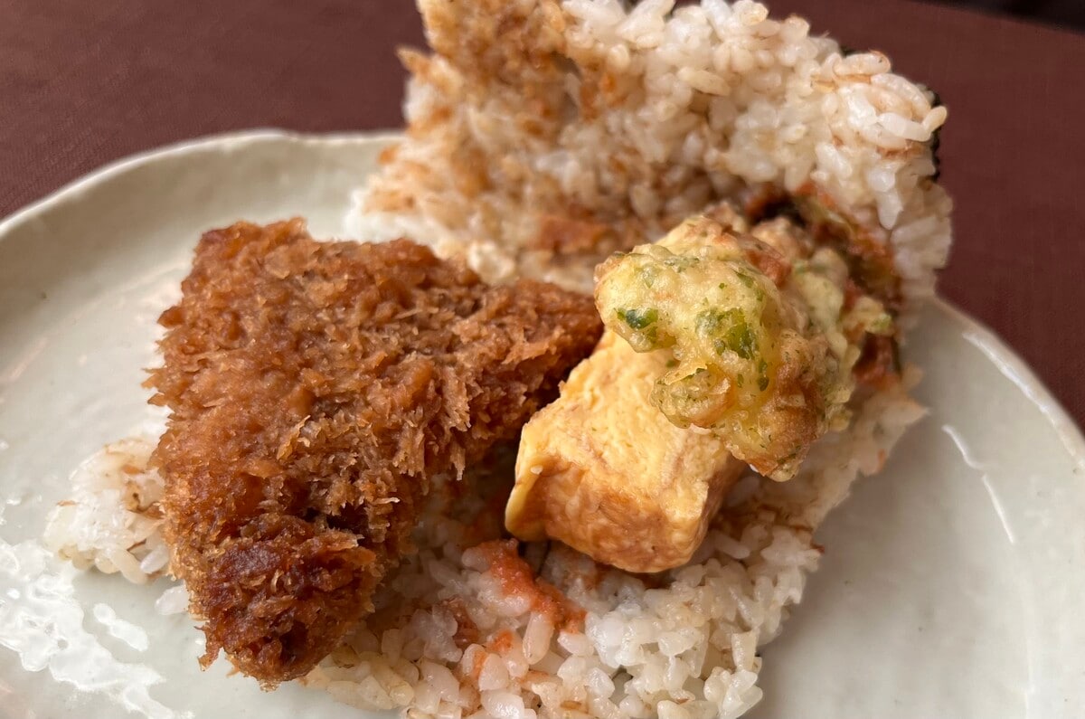 手軽にのり弁を味わえる!【ローソン】食べ応え抜群のおにぎりが登場