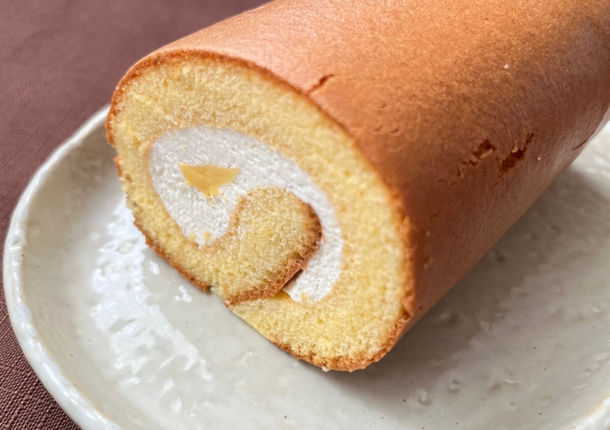 ふんわり食感でちょうどいい甘さ!【ファミマ】安食シェフ監修のロールケーキが登場!