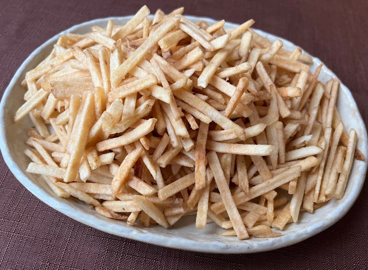 食べ始めたら止まらない!【湖池屋】肉の旨みとわさびの刺激を楽しめるカラムーチョが登場!