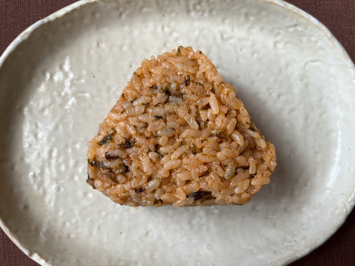 辛さにやみつき！【ローソン】コーンとツナマヨネーズが入った辛旨系おにぎりが登場！