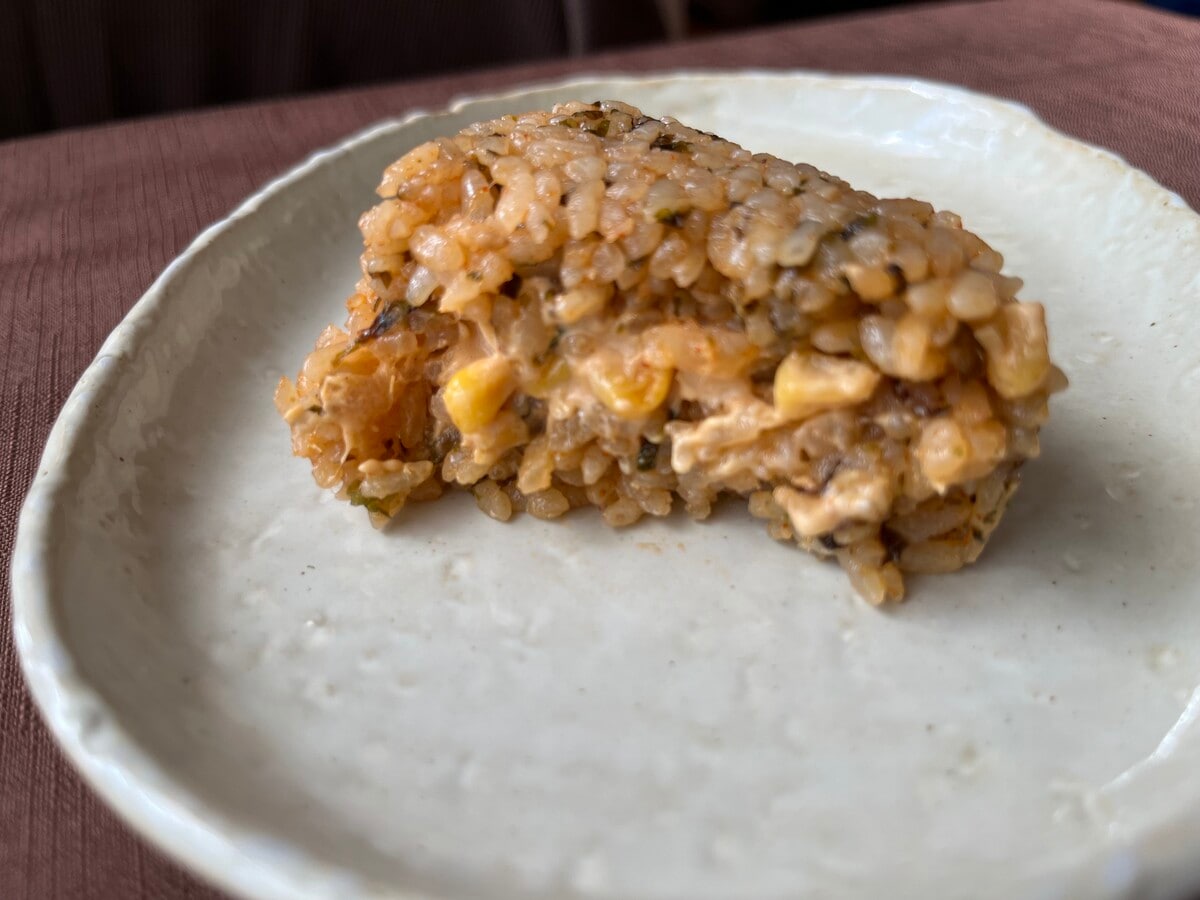 辛さにやみつき！【ローソン】コーンとツナマヨネーズが入った辛旨系おにぎりが登場！