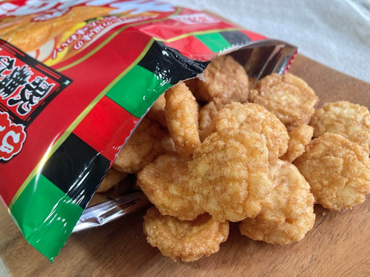 お出汁効いてる~!夢のコラボが実現【セブン】歌舞伎揚 赤いきつね味