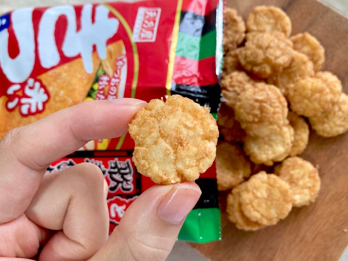 お出汁効いてる~!夢のコラボが実現【セブン】歌舞伎揚 赤いきつね味