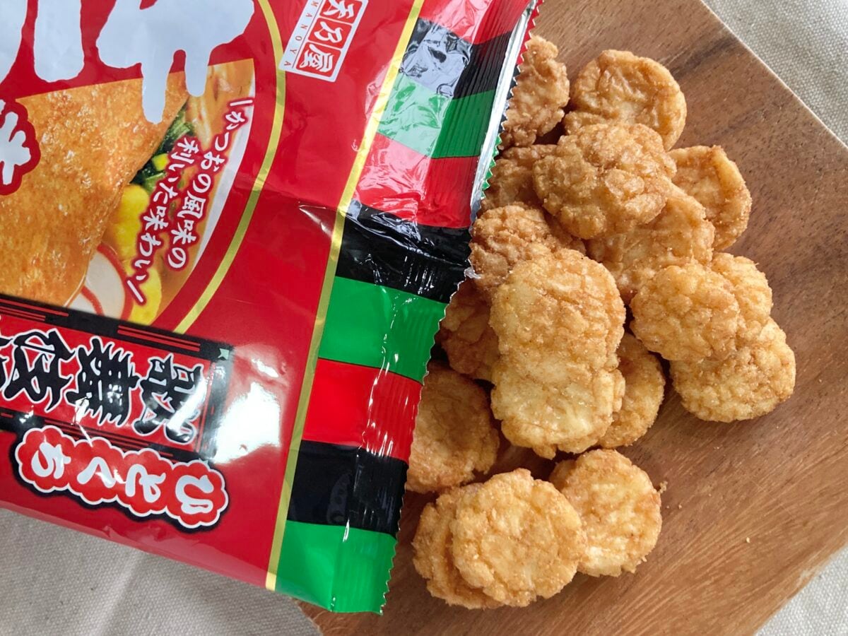 お出汁効いてる~!夢のコラボが実現【セブン】歌舞伎揚 赤いきつね味