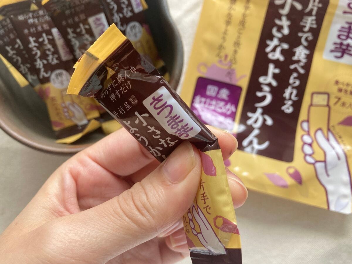 片手でギュっと押し出すだけ！？【セブン】画期的なようかんに新味登場！
