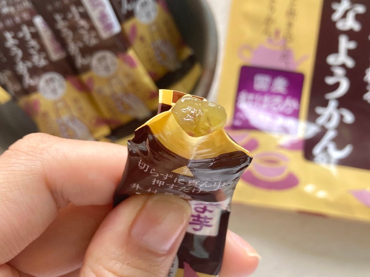 片手でギュっと押し出すだけ！？【セブン】画期的なようかんに新味登場！