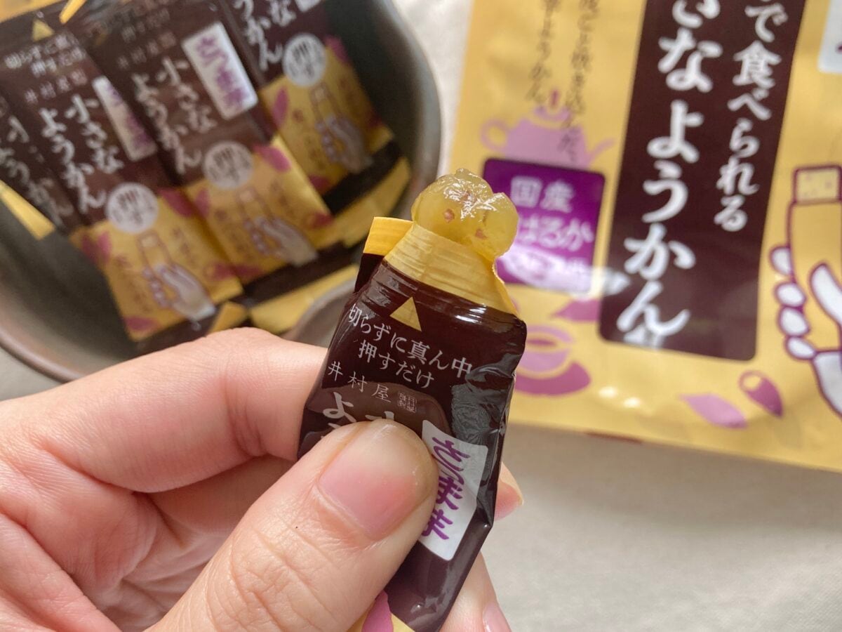 片手でギュっと押し出すだけ!?【セブン】画期的なようかんに新味登場!