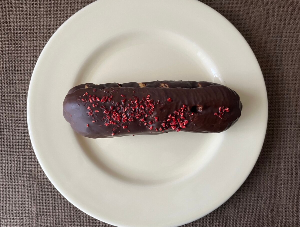 ラズベリーの香りを楽しめる!【ファミマ】濃厚ショコラエクレールが登場!