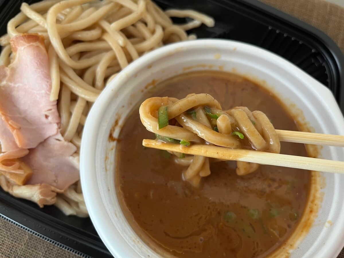 もちもちの極太麺がうまい！【セブン】とみ田監修の濃厚豚骨魚介つけ麺が登場！