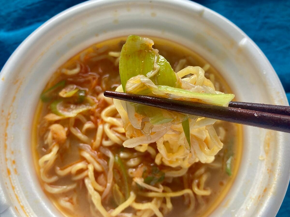 ダブル味噌の濃厚スープが旨すぎ感動…【セブン】辛ねぎ味噌ラーメン