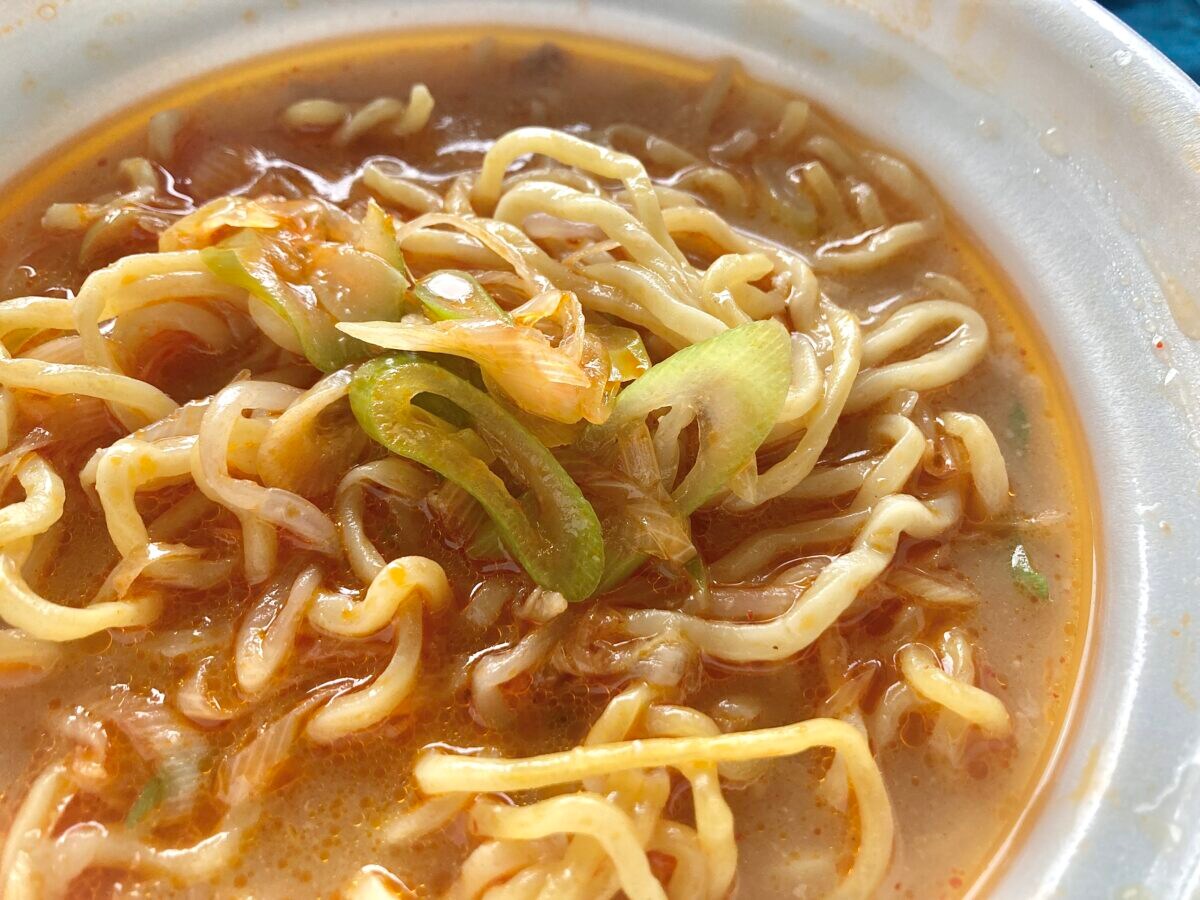 ダブル味噌の濃厚スープが旨すぎ感動…【セブン】辛ねぎ味噌ラーメン