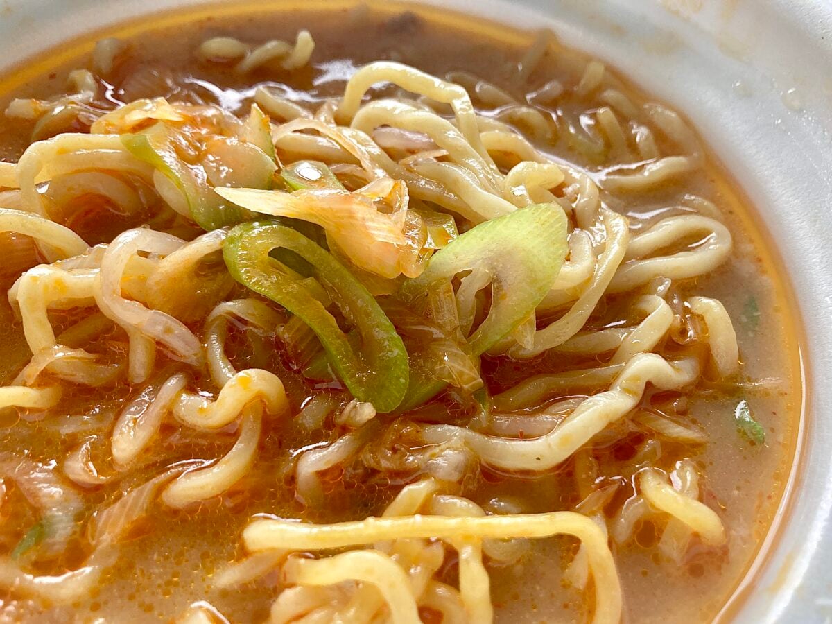 ダブル味噌の濃厚スープが旨すぎ感動…【セブン】辛ねぎ味噌ラーメン