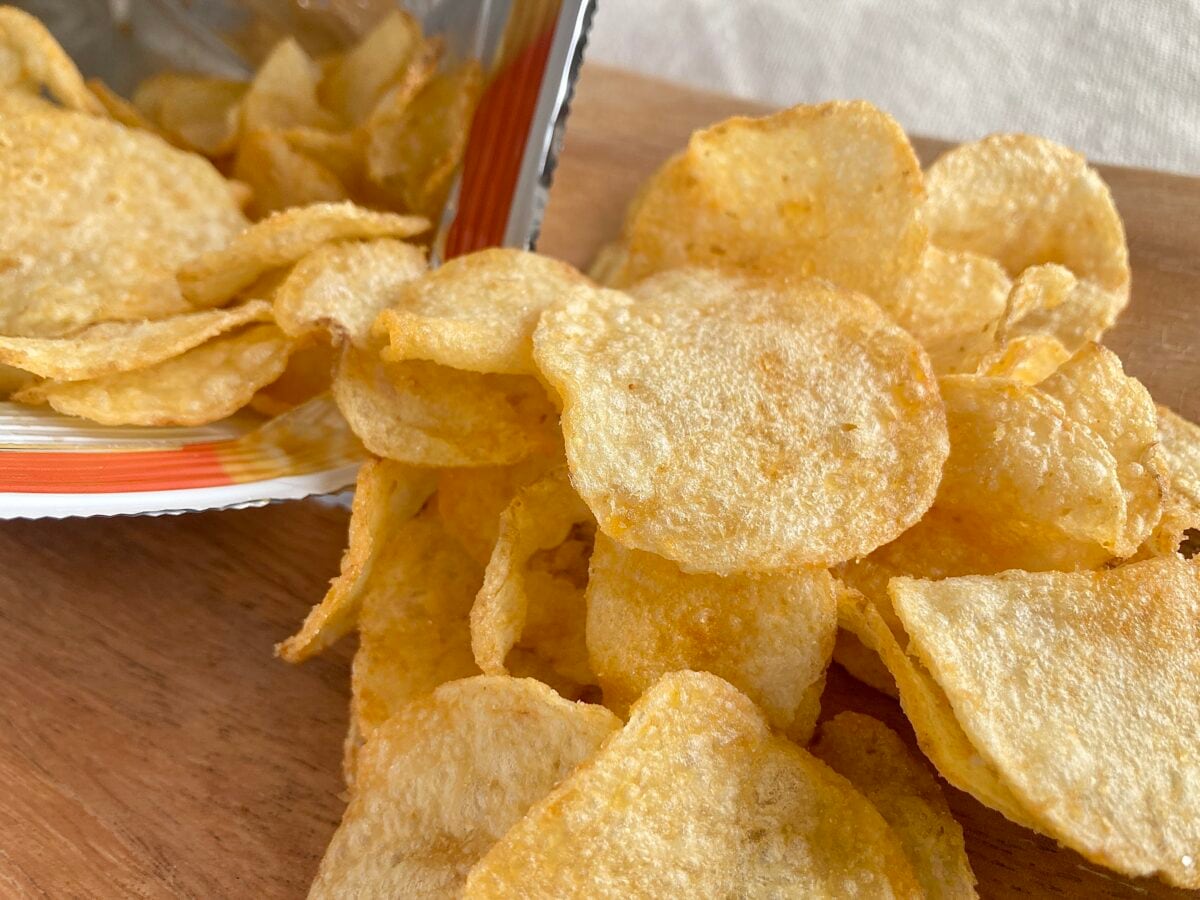 想像以上にスモーキー!【セブン】堅揚げポテト 薫るうまみチーズ味