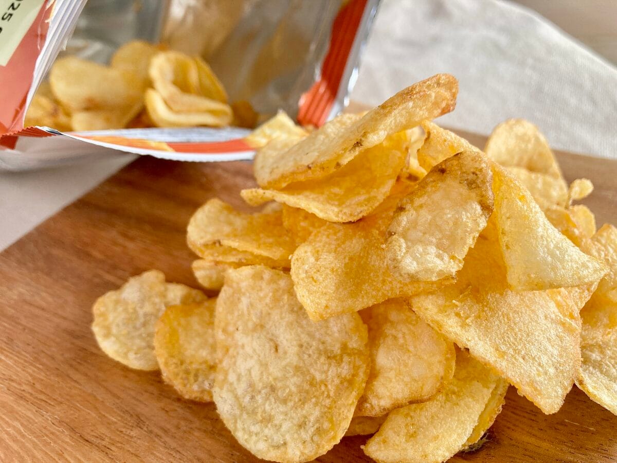 想像以上にスモーキー!【セブン】堅揚げポテト 薫るうまみチーズ味