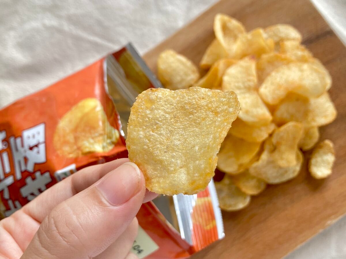 想像以上にスモーキー!【セブン】堅揚げポテト 薫るうまみチーズ味