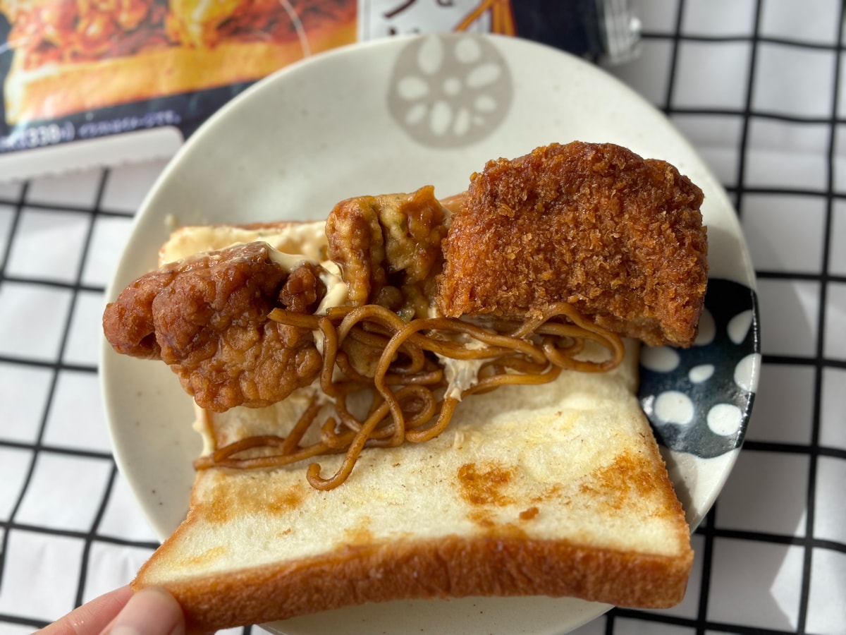 まさかのおかず全部乗せ!【ファミマ】インパクト大のお弁当サンドを実食