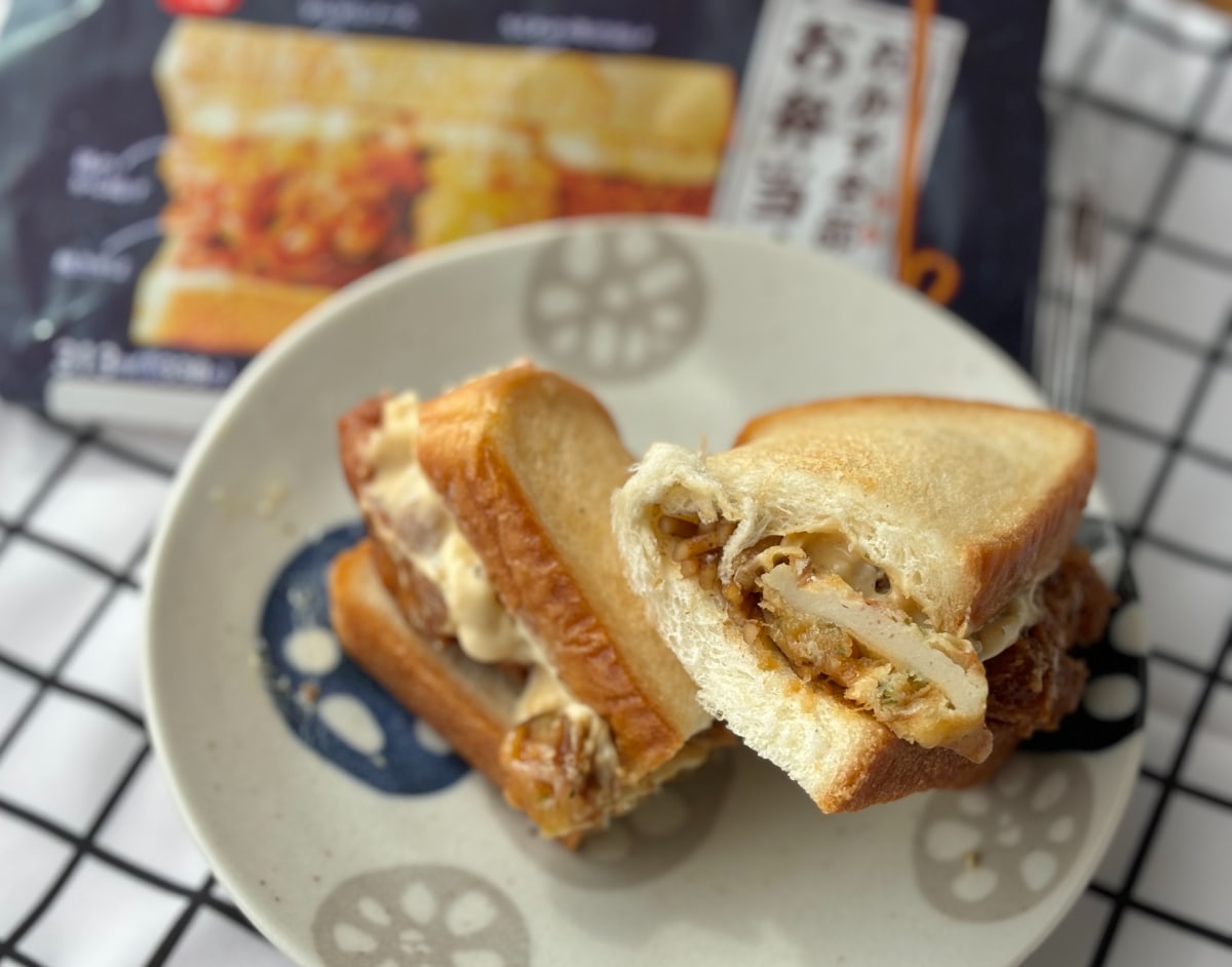 まさかのおかず全部乗せ!【ファミマ】インパクト大のお弁当サンドを実食