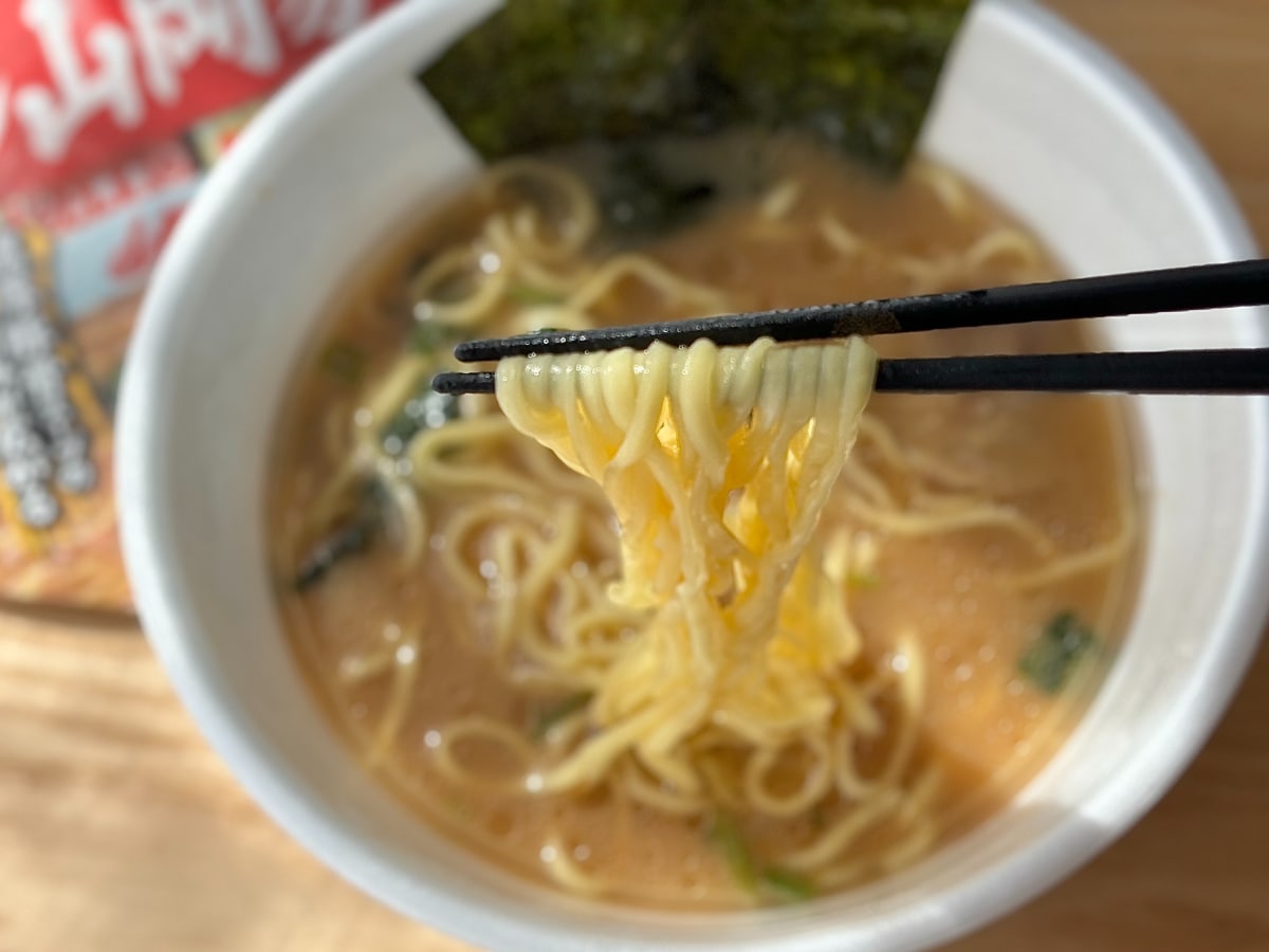 濃厚スープがガツンとクセになる！【日清】人気店監修のカップ麺が登場