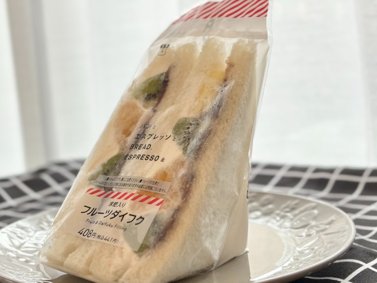 フルーツサンドなのにダイフク!?【ローソン】意外な名前の新商品の味は?