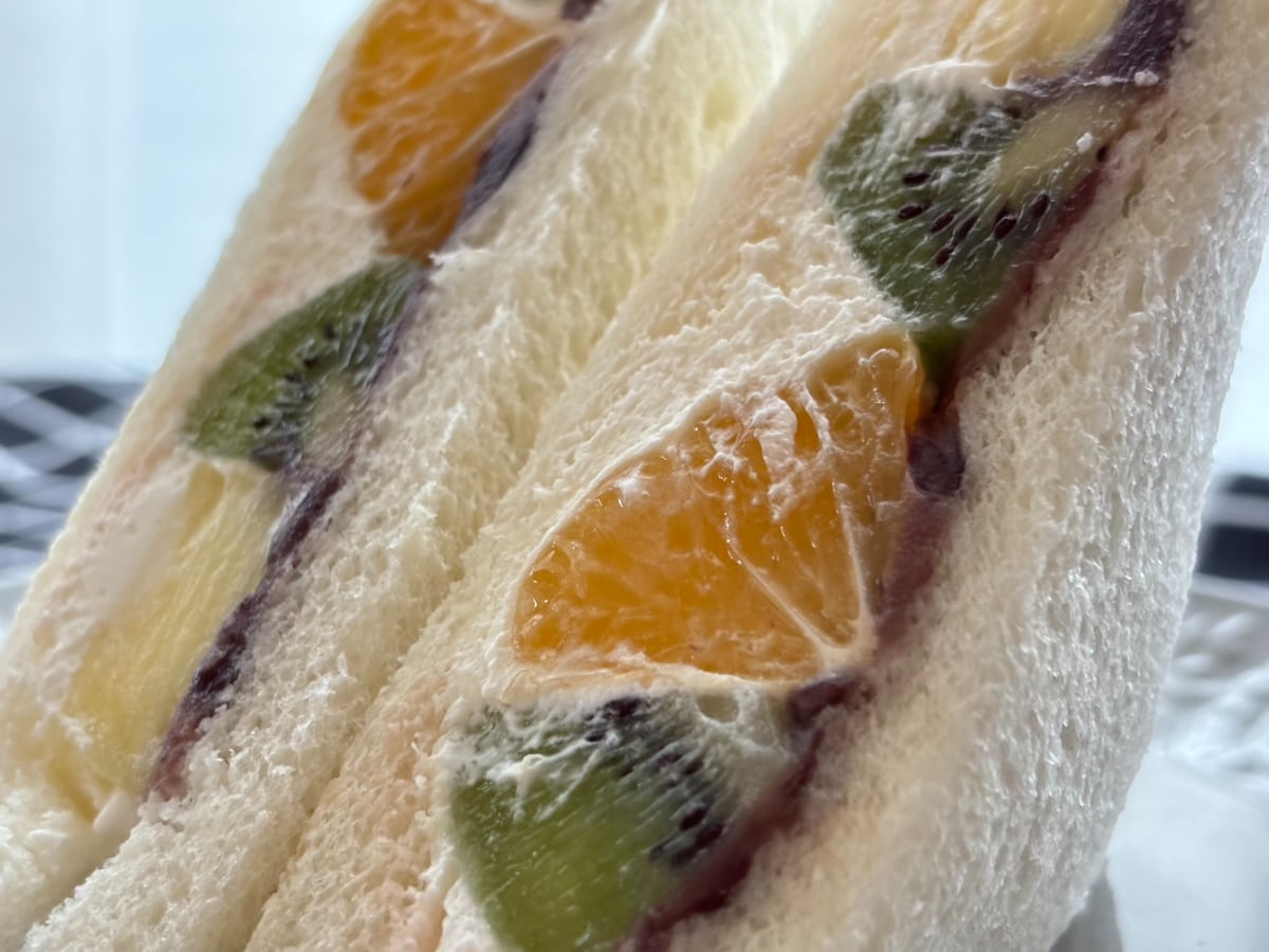 フルーツサンドなのにダイフク!?【ローソン】意外な名前の新商品の味は?