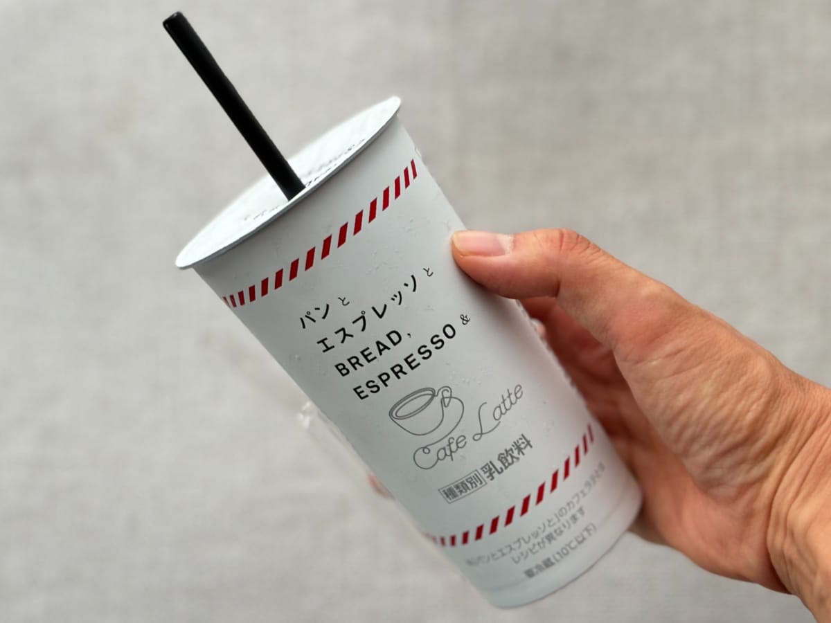 パンと一緒に味わいたい!【ローソン】甘さ控えめのコラボカフェラテ