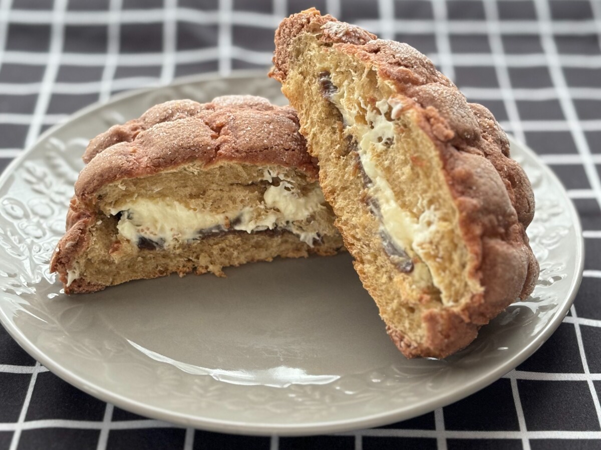 コーヒーのほろ苦さが口いっぱいに【ファミマ】大人が食べたいメロンパン