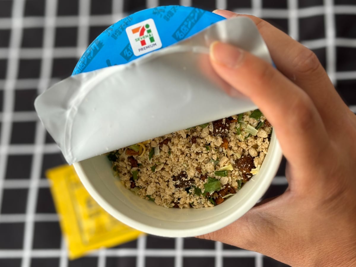 名店なのに「雑うま」って何!?【セブン】ジャンクな新作カップ麺を実食