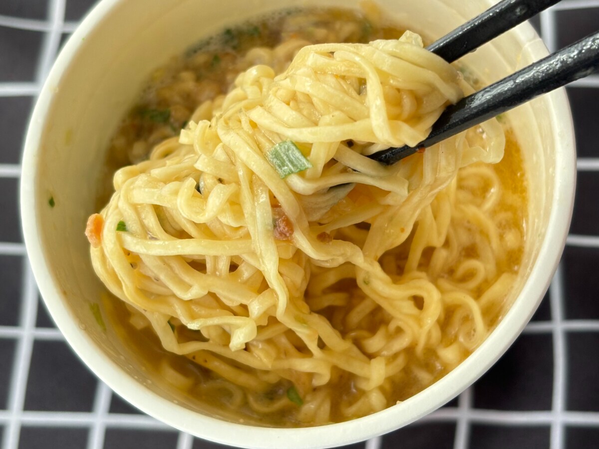 名店なのに「雑うま」って何!?【セブン】ジャンクな新作カップ麺を実食