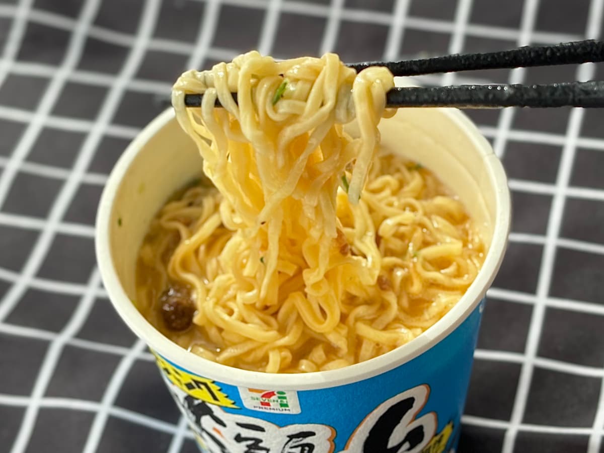 名店なのに「雑うま」って何!?【セブン】ジャンクな新作カップ麺を実食