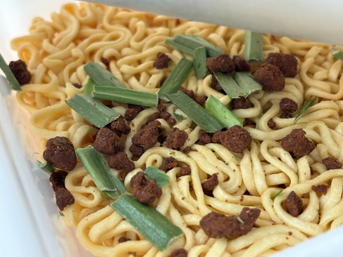 パンチのある刺激的な辛さ【ファミマ】人気の台湾ラーメンが汁なしに！