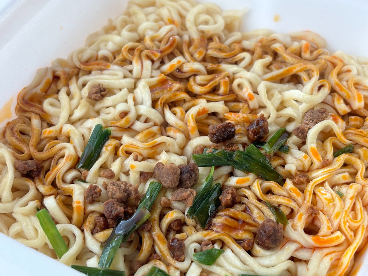 パンチのある刺激的な辛さ【ファミマ】人気の台湾ラーメンが汁なしに！