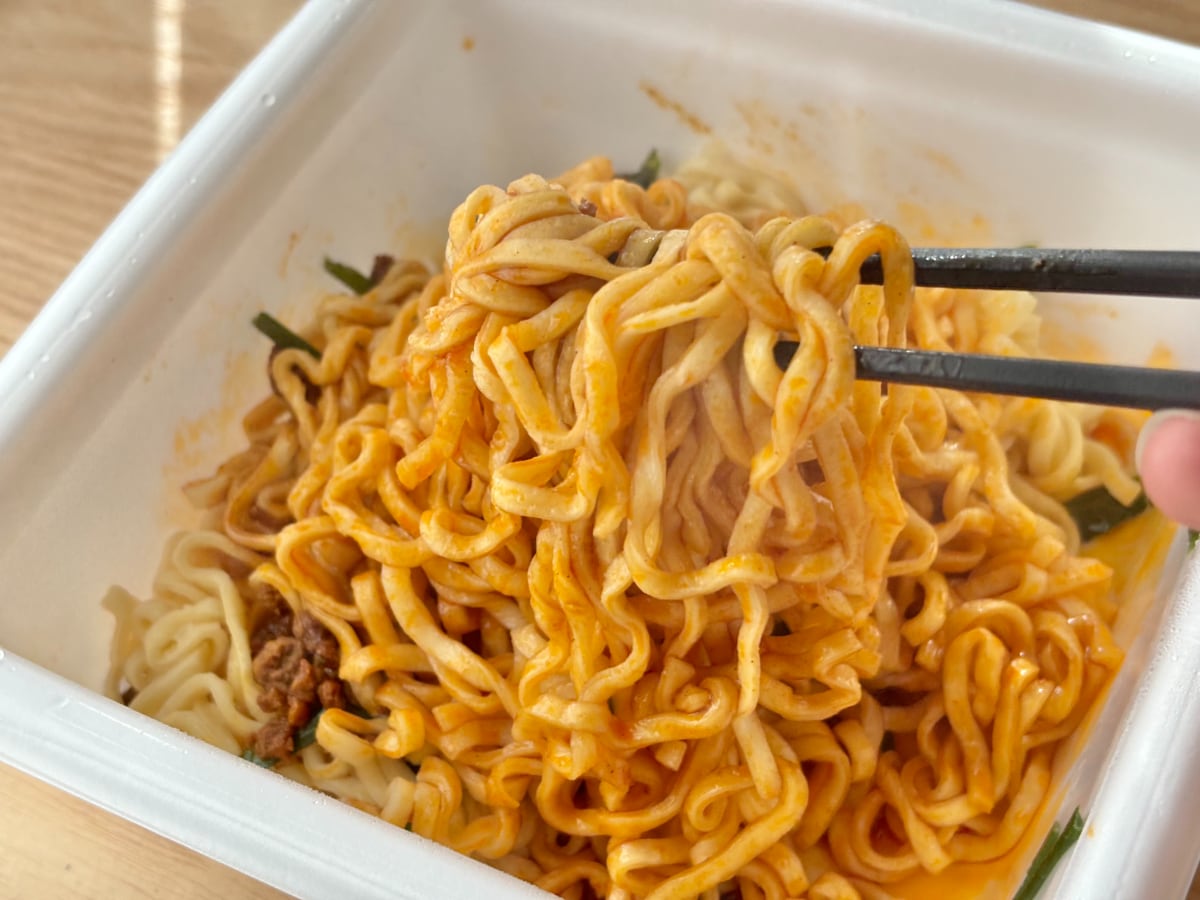 パンチのある刺激的な辛さ【ファミマ】人気の台湾ラーメンが汁なしに！