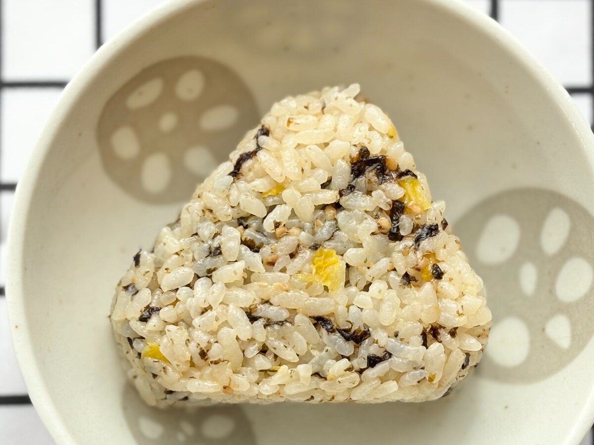 ごま油がきいててクセになる！【ファミマ】韓国風新作おむすびを実食レポ