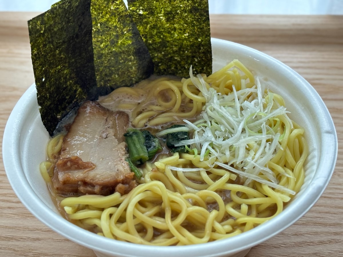 豚骨強めの濃厚スープがうまっ!【ファミマ】家系のチルドラーメンを実食