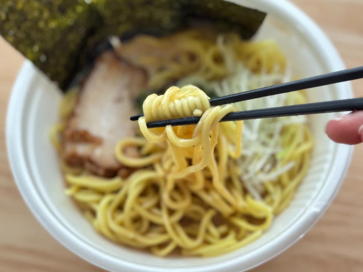 豚骨強めの濃厚スープがうまっ！【ファミマ】家系のチルドラーメンを実食