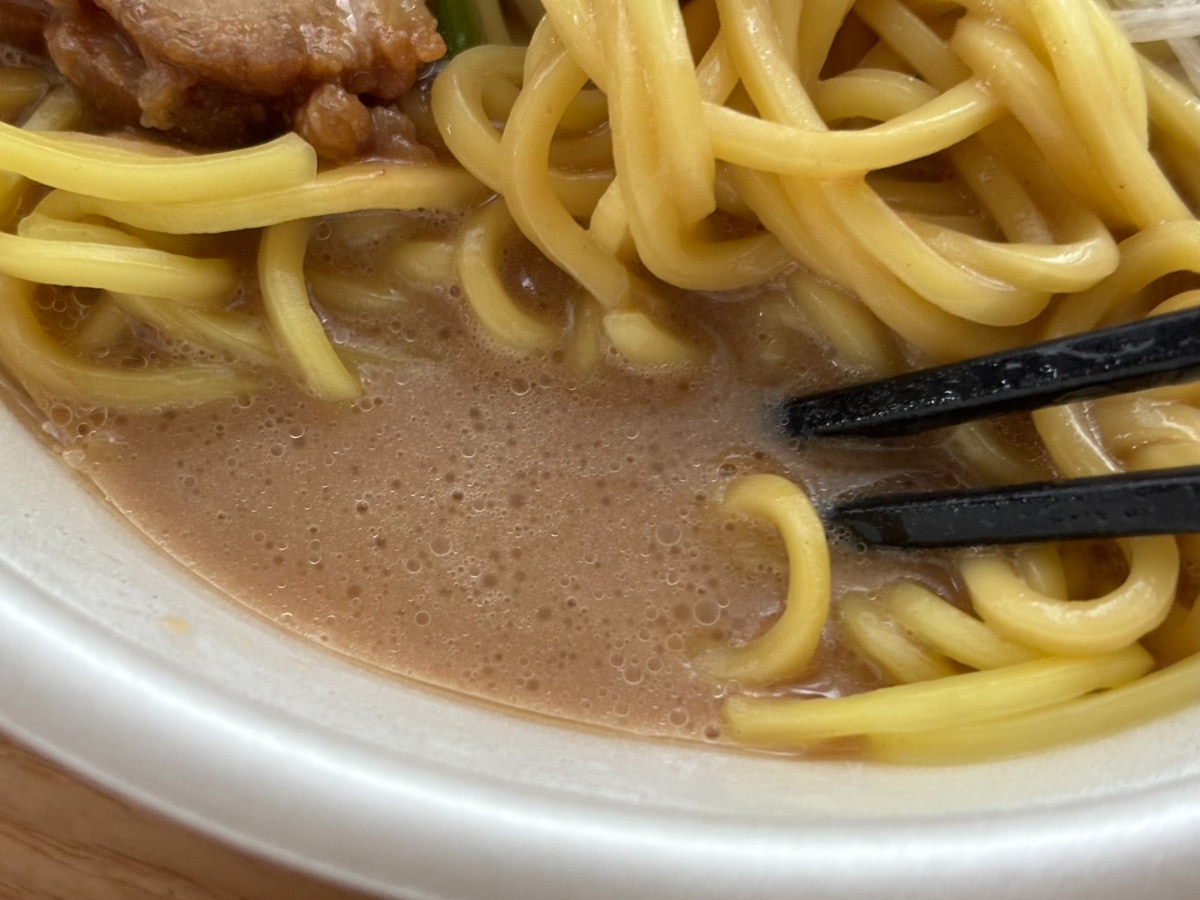 豚骨強めの濃厚スープがうまっ!【ファミマ】家系のチルドラーメンを実食