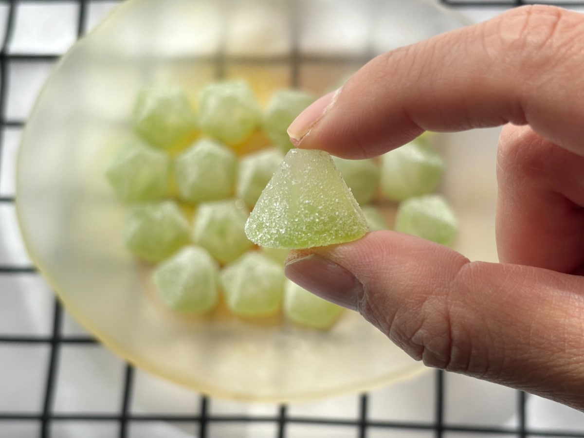 とろかた食感がうまっ！【ローソン】究極の二層比率を追求したグミが登場