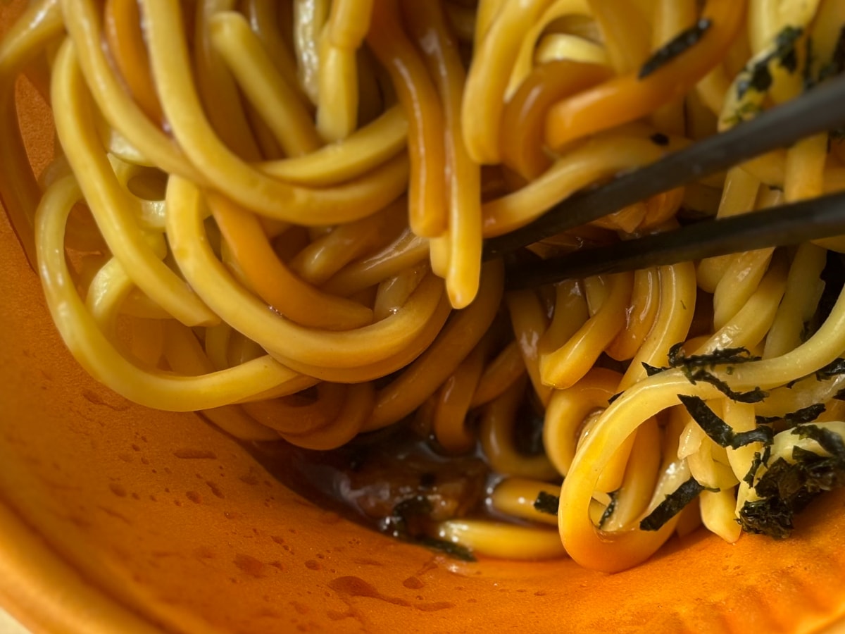 酢+ラー油の全混ぜがおすすめ!【ファミマ】特製だれが決め手の油そば