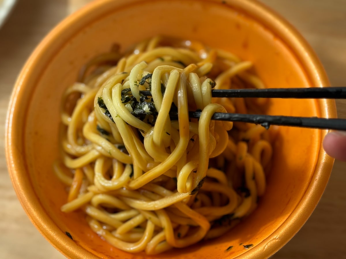 酢+ラー油の全混ぜがおすすめ!【ファミマ】特製だれが決め手の油そば
