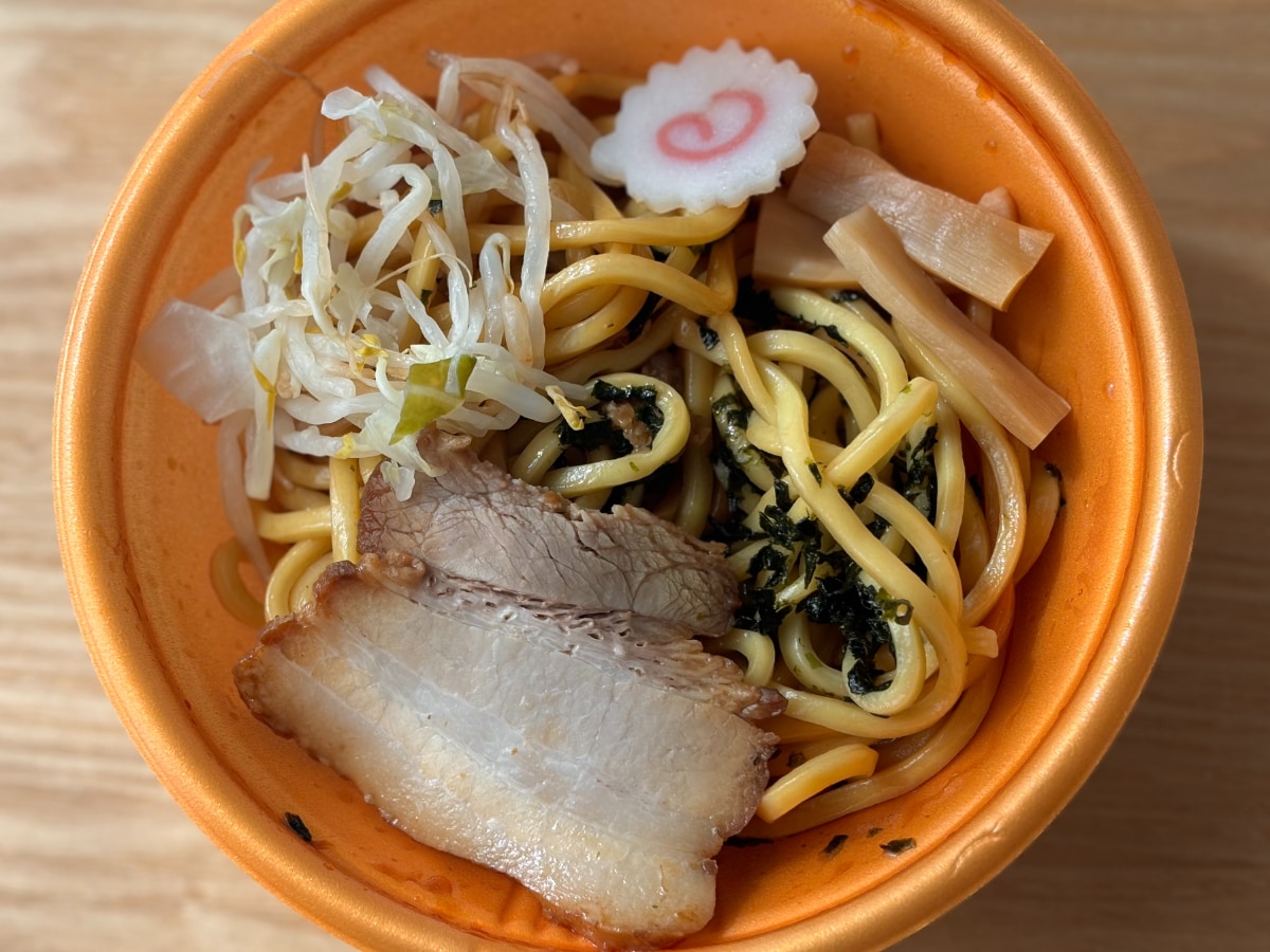 酢+ラー油の全混ぜがおすすめ!【ファミマ】特製だれが決め手の油そば