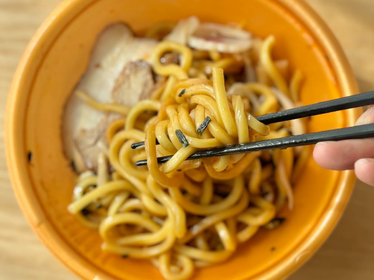 酢+ラー油の全混ぜがおすすめ!【ファミマ】特製だれが決め手の油そば