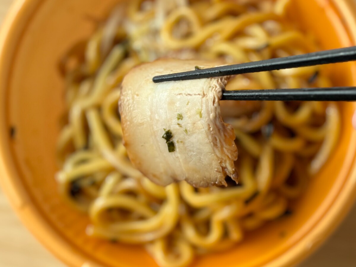 酢+ラー油の全混ぜがおすすめ!【ファミマ】特製だれが決め手の油そば