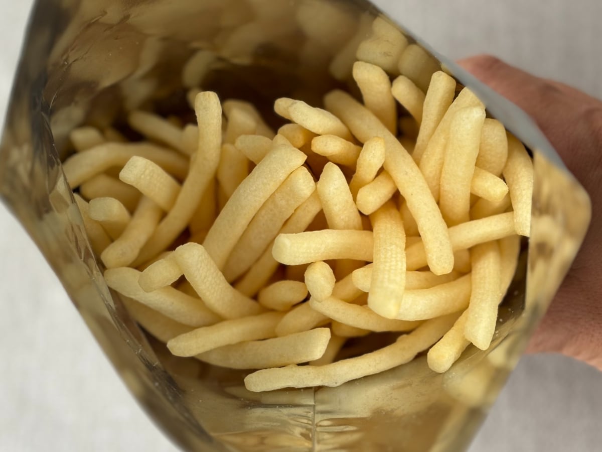 うま塩味に手が止まらない！【ファミマ】じゃがスティックを実食レポ