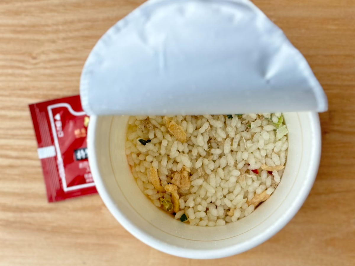 鶏の旨みが濃厚で美味【日清】鶏白湯ラーメンの名店の味がカップ飯に