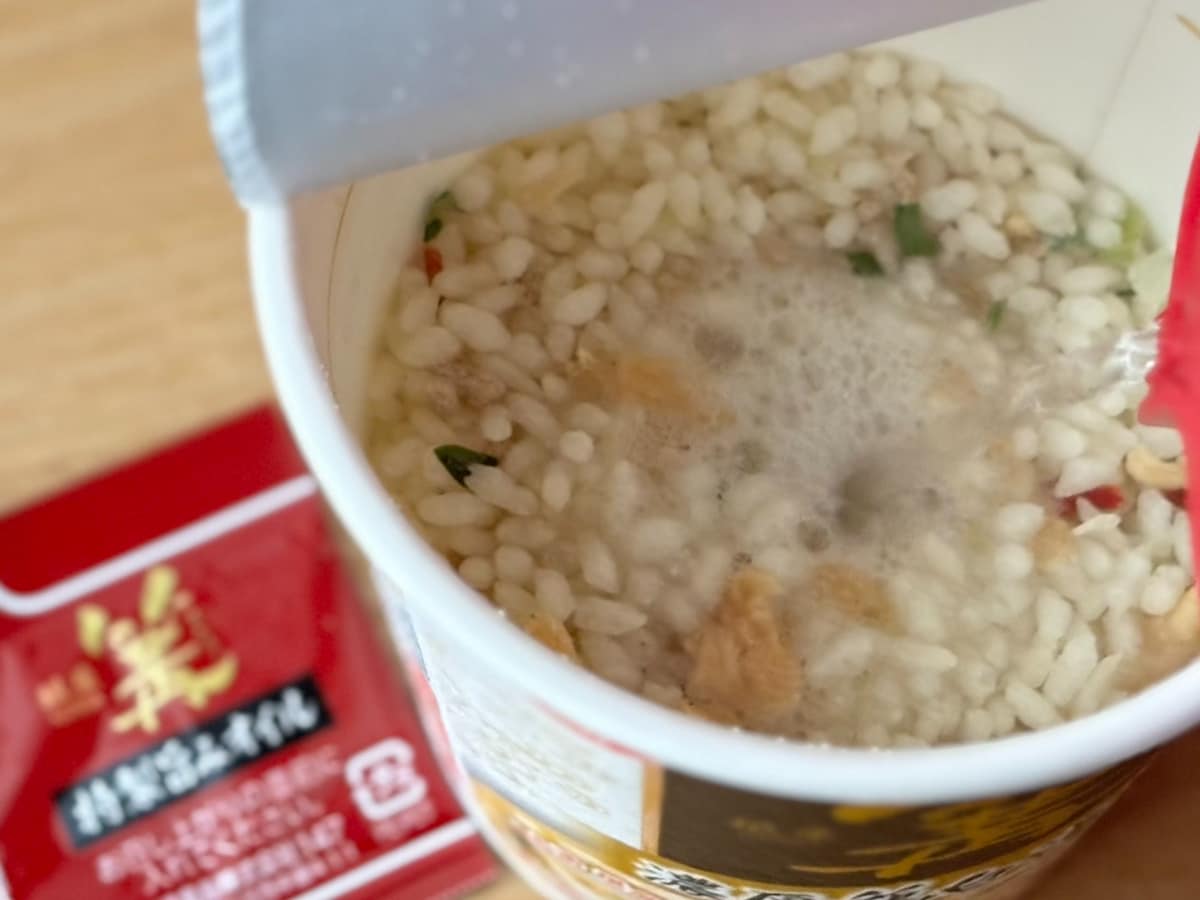 鶏の旨みが濃厚で美味【日清】鶏白湯ラーメンの名店の味がカップ飯に