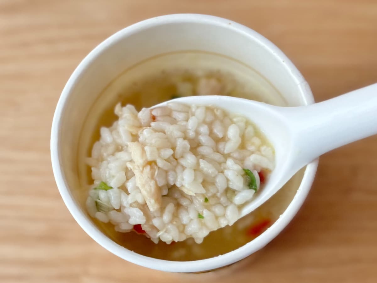 鶏の旨みが濃厚で美味【日清】鶏白湯ラーメンの名店の味がカップ飯に