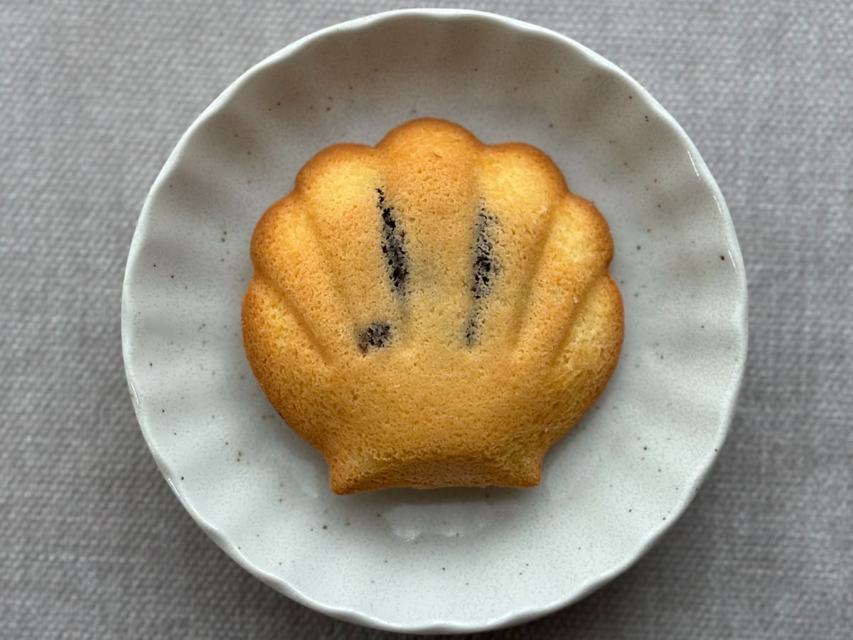 チョコクリームの甘さが幸せ……♡【ファミマ】新作マドレーヌを実食